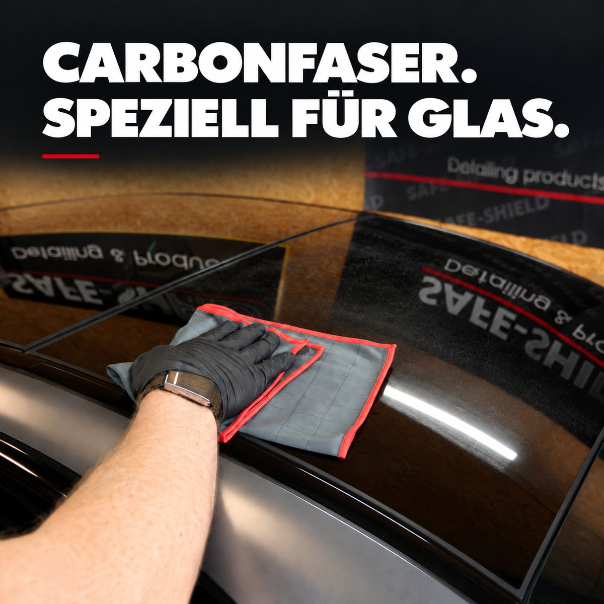 Paño gris de microfibra Carbon con borde rojo durante la limpieza de cristales: fibra Carbon específica para cristal.