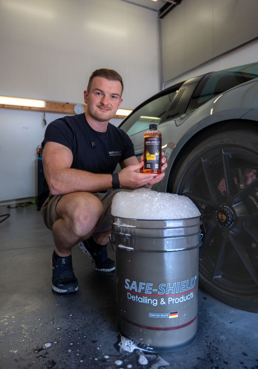 Tim Kohl, especialista en detailing y fundador de Safe-Shield, con un producto de cuidado del coche