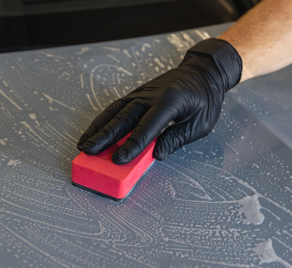 Clay Sponge rojo con cara de polímero limpiando a mano pintura mojada