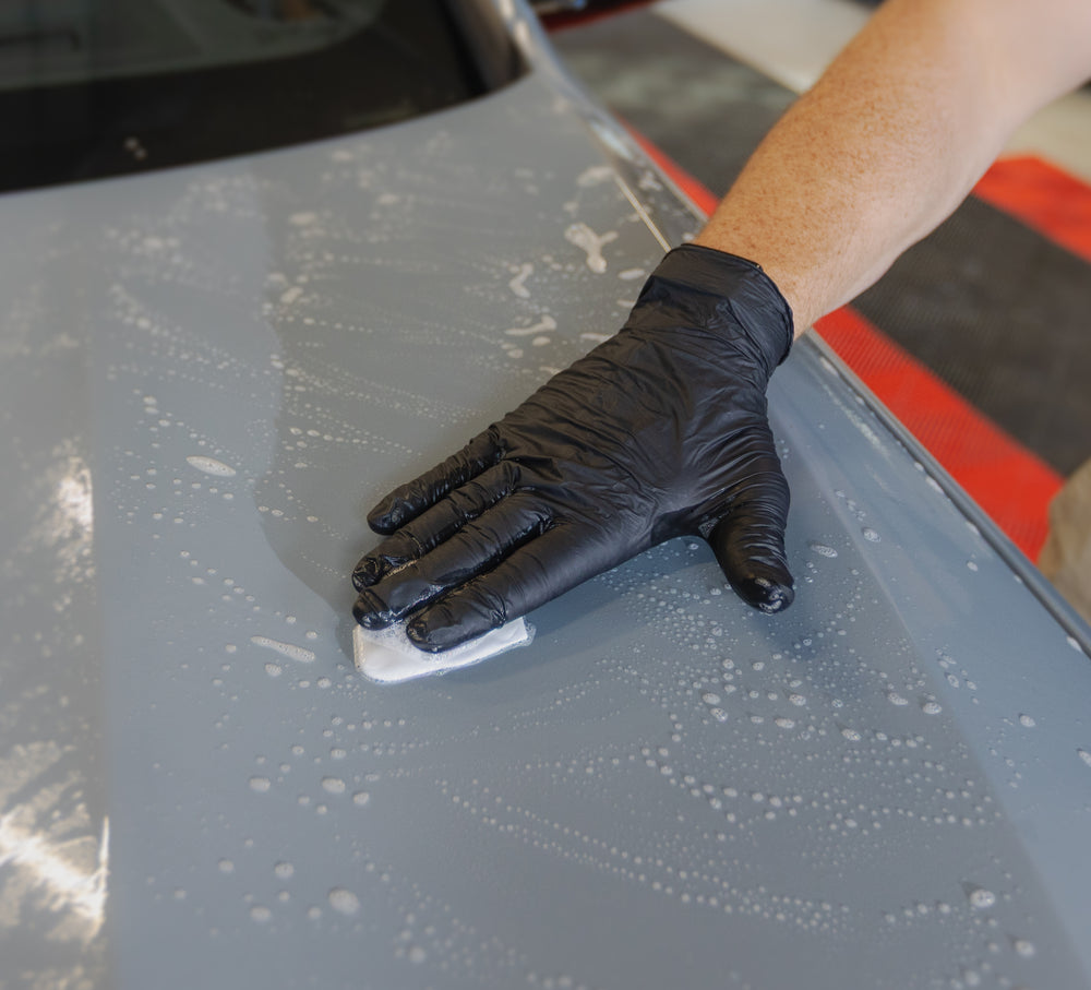 Arcilla deslizada a mano sobre pintura mojada con lubricante