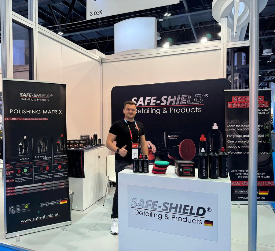 Tim Kohl en el stand de Safe-Shield en Dubái con productos y pads de pulido